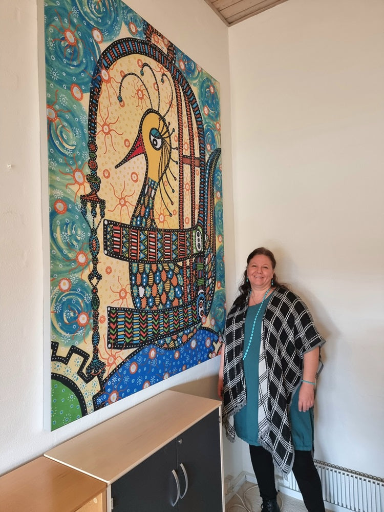 BAKAOS står ved siden af en stor lydisolerende væg, med motivet 'Nattergalen' fra BAKAOS' serie inspireret af H.C. Andersen.